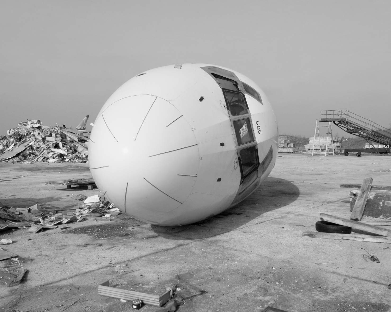 Marie Quéau / Odds and Ends Sans titre (Plateforme de démantèlement d’aéronefs), Chateauroux, 2013